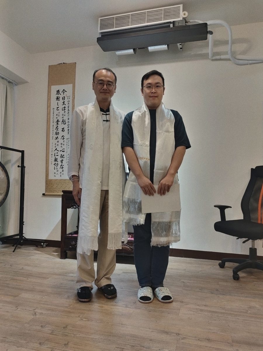 洛伊與靈氣老師合影