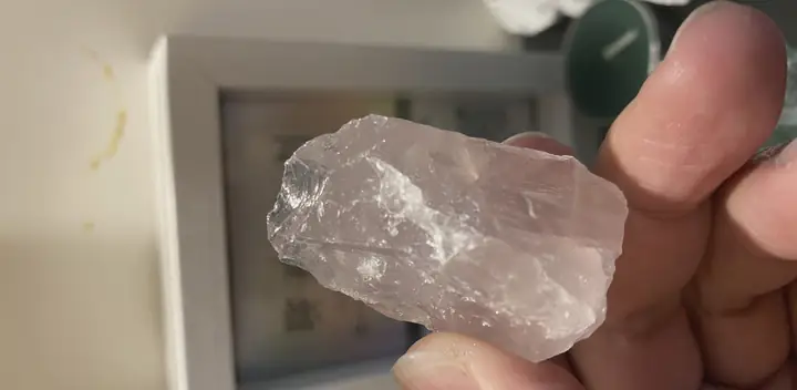 手中的粉晶原礦